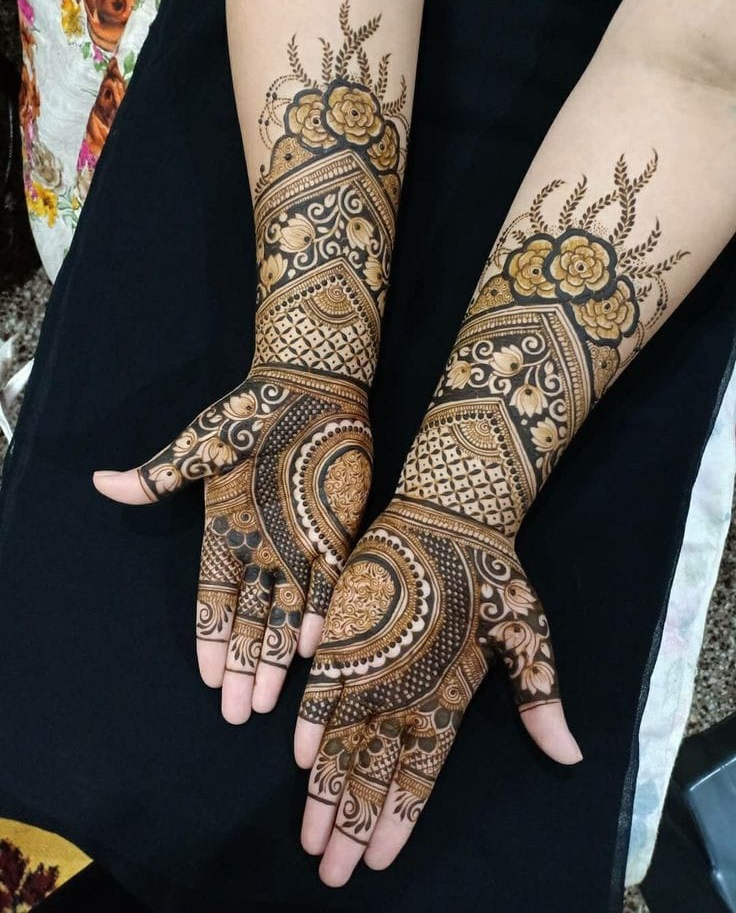 Single-finger focused minimalist  mehndi design for events - Mahi Mehndi Artist.